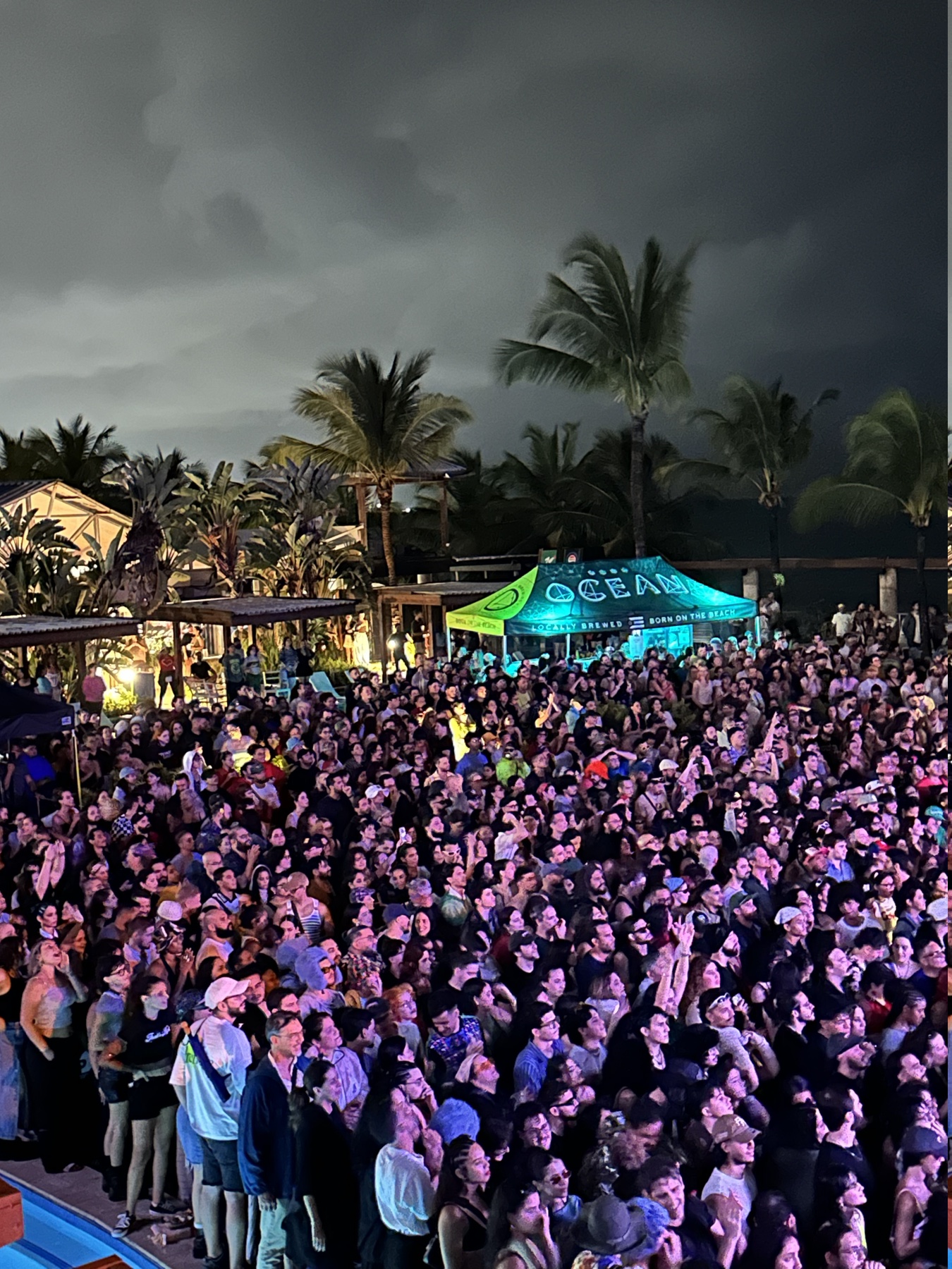 Crowd gathered for Cariel and Paco Amoroso at Vivo Beach Club