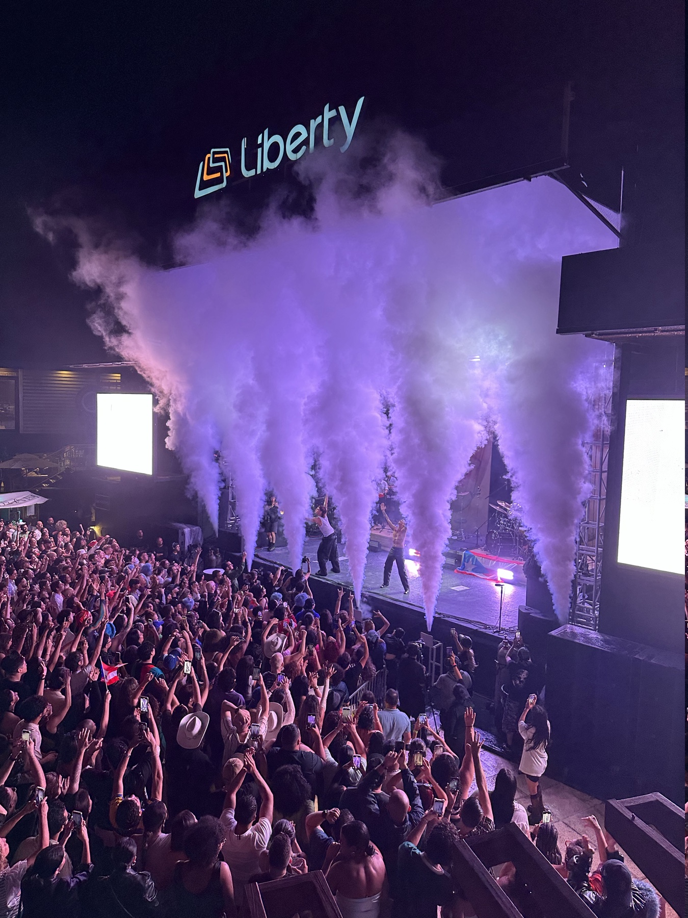 Stage smoke and packed crowd during Cariel and Paco Amoroso at Vivo Beach Club