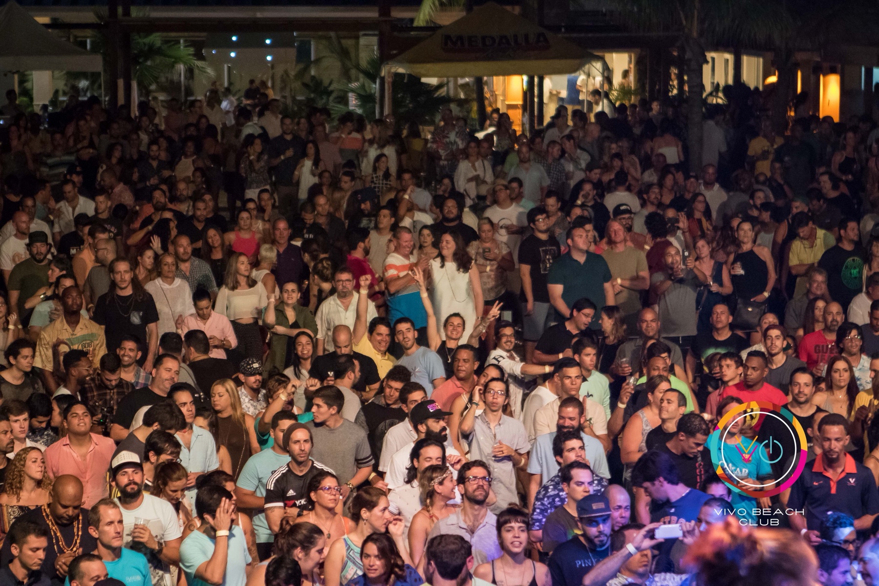 Crowd watching The Wailers at Vivo Beach Club